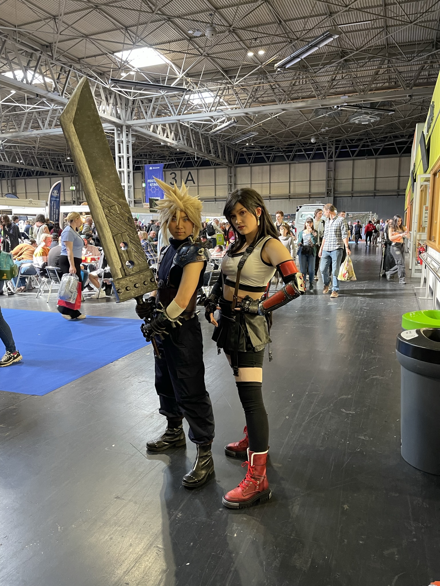 Two cosplayers dressed as Cloude Strife and Tifa Lockhart from Final Fantasy 7